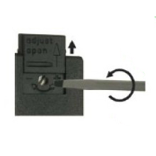 打開保護蓋，調(diào)節(jié)設(shè)定點螺絲